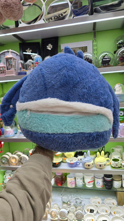 پشتش یه زیپ مخفی داره برای جاگذاری پتو طرح دار استیچ